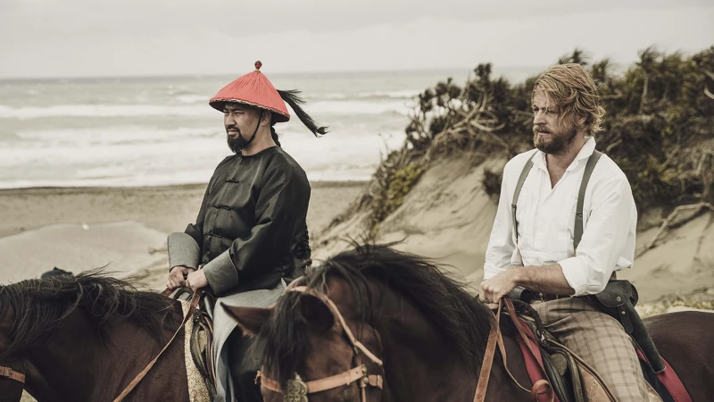 《斯卡羅》「總兵」黃健瑋（左）與「李仙得」法比歐相互牽制