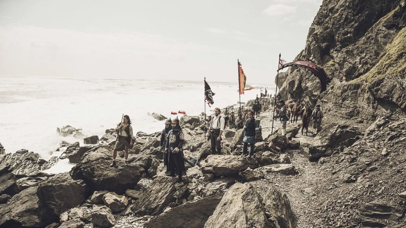 《斯卡羅》周厚安（左一）屏東狠吹落山風，「必麒麟」短裙內褲NG頻走光