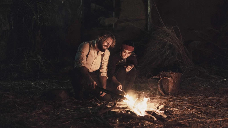 《斯卡羅》法比歐（左）飾演美國駐廈門領事李仙得，赴琅?調查羅妹號事件僱翻譯「蝶妹」温貞菱同行