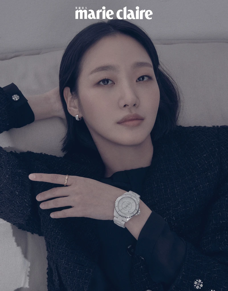 黑色虹彩斜紋軟呢外套、J12腕錶、Coco Crush 高級珠寶耳環及戒指,all by CHANEL。 黑色虹彩斜紋軟呢外套、J12腕錶、Coco Crush 高級珠寶耳環及戒指,all by CHANEL。