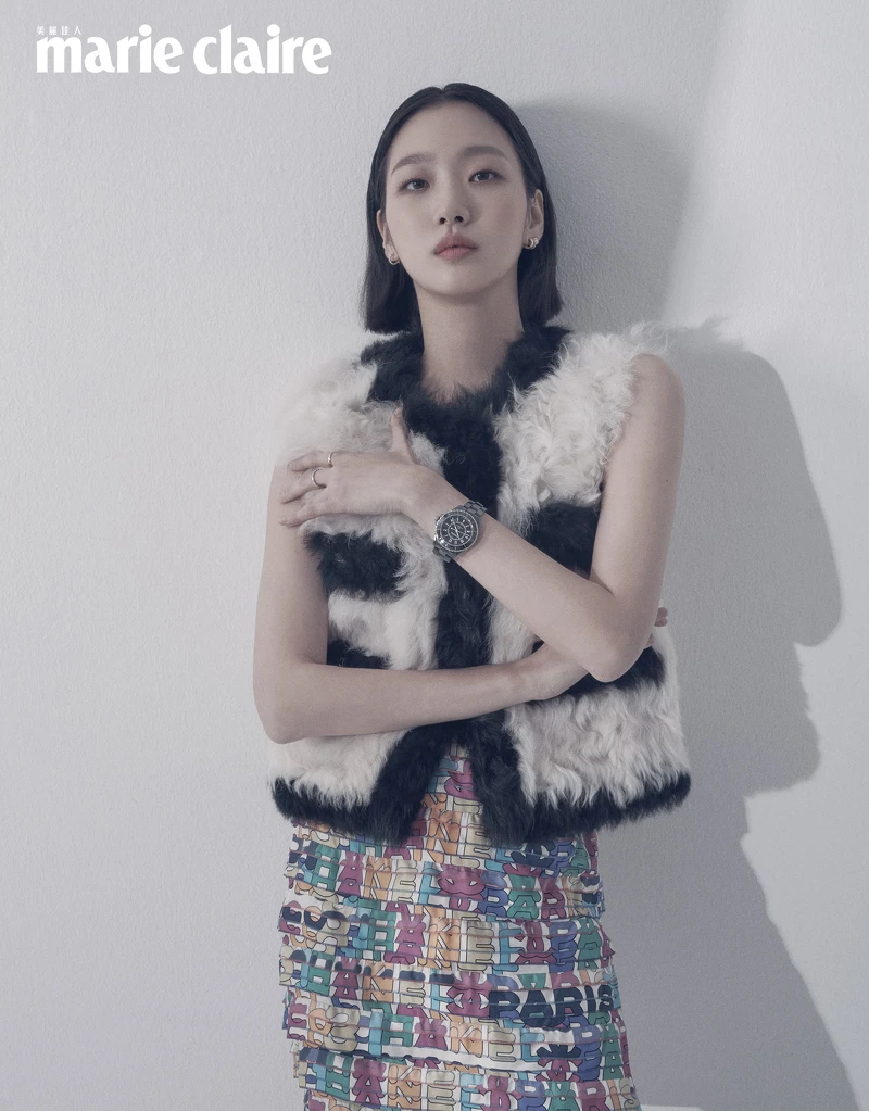 黑白雙面剪羊毛背心、多色 Chanel Paris 印花真絲斜紋布短裙、J12腕錶、Coco Crush 高級珠寶耳環及戒指,all by CHANEL。 黑白雙面剪羊毛背心、多色 Chanel Paris 印花真絲斜紋布短裙、J12腕錶、Coco Crush 高級珠寶耳環及戒指,all by CHANEL。