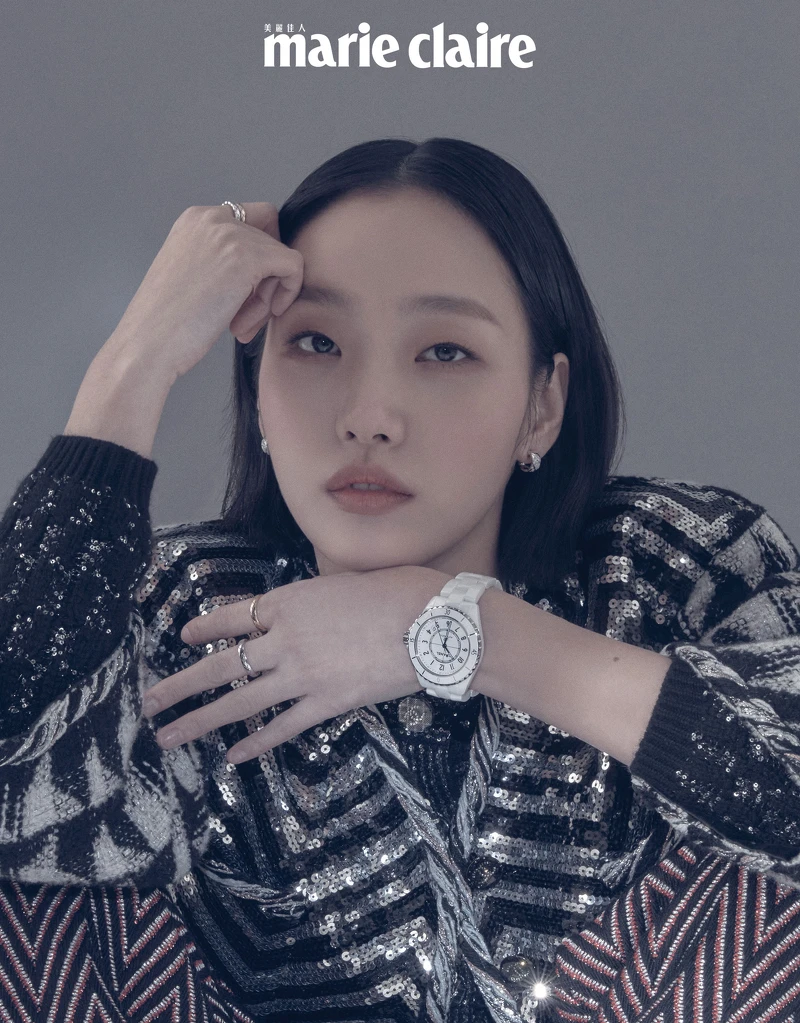 銀色紗線亮片刺繡山形紋幻彩斜紋軟呢外套、山形紋虹彩斜紋軟呢寬褲、J12腕錶、Coco Crush 高級珠寶耳環及戒指,all by CHANEL。 銀色紗線亮片刺繡山形紋幻彩斜紋軟呢外套、山形紋虹彩斜紋軟呢寬褲、J12腕錶、Coco Crush 高級珠寶耳環及戒指,all by CHANEL。