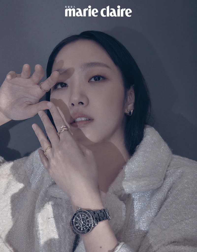 白色拼布飾以亮片斜紋軟呢外套、J12腕錶、Coco Crush 高級珠寶耳環及戒指,all by CHANEL。 白色拼布飾以亮片斜紋軟呢外套、J12腕錶、Coco Crush 高級珠寶耳環及戒指,all by CHANEL。