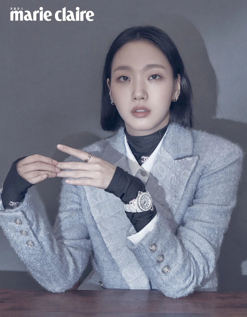 粉紫色真絲雙 C Logo 提花雙排釦斜紋軟呢外套與同款及膝裙、粉紫色真絲雙 C Logo 提花襯衫、黑色針織飾以雙 C Logo 亮片上衣、J12腕錶、Coco Crush 高級珠寶耳環及戒指,all by CHANEL。 粉紫色真絲雙 C Logo 提花雙排釦斜紋軟呢外套與同款及膝裙、粉紫色真絲雙 C Logo 提花襯衫、黑色針織飾以雙 C Logo 亮片上衣、J12腕錶、Coco Crush 高級珠寶耳環及戒指,all by CHANEL。