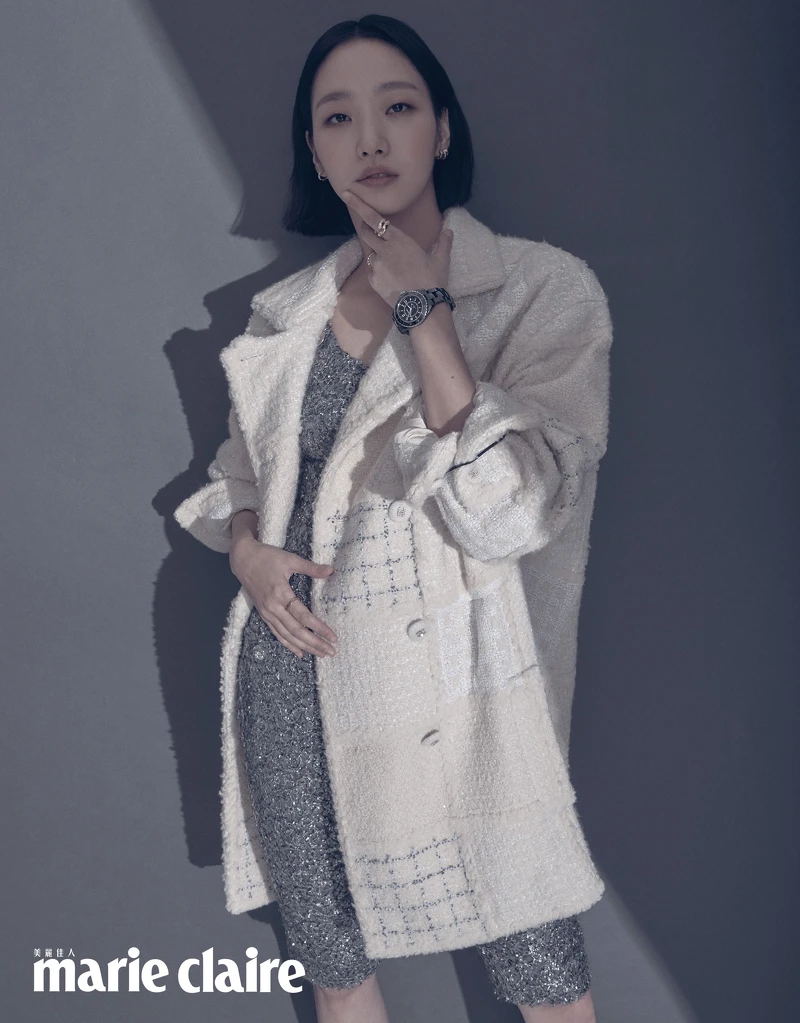 白色拼布飾以亮片斜紋軟呢外套、J12腕錶、Coco Crush 高級珠寶耳環及戒指,all by CHANEL。 白色拼布飾以亮片斜紋軟呢外套、J12腕錶、Coco Crush 高級珠寶耳環及戒指,all by CHANEL。