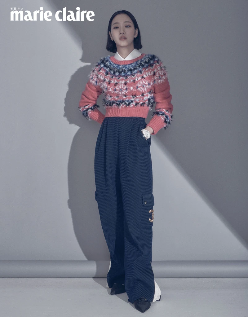 多色費爾島短毛衣、白色真絲提花襯衫、深藍色山形紋與雙 C Logo 亮片刺繡口袋羊毛側開褲、 J12腕錶、Coco Crush 高級珠寶耳環及戒指,all by CHANEL。 多色費爾島短毛衣、白色真絲提花襯衫、深藍色山形紋與雙 C Logo 亮片刺繡口袋羊毛側開褲、 J12腕錶、Coco Crush 高級珠寶耳環及戒指,all by CHANEL。