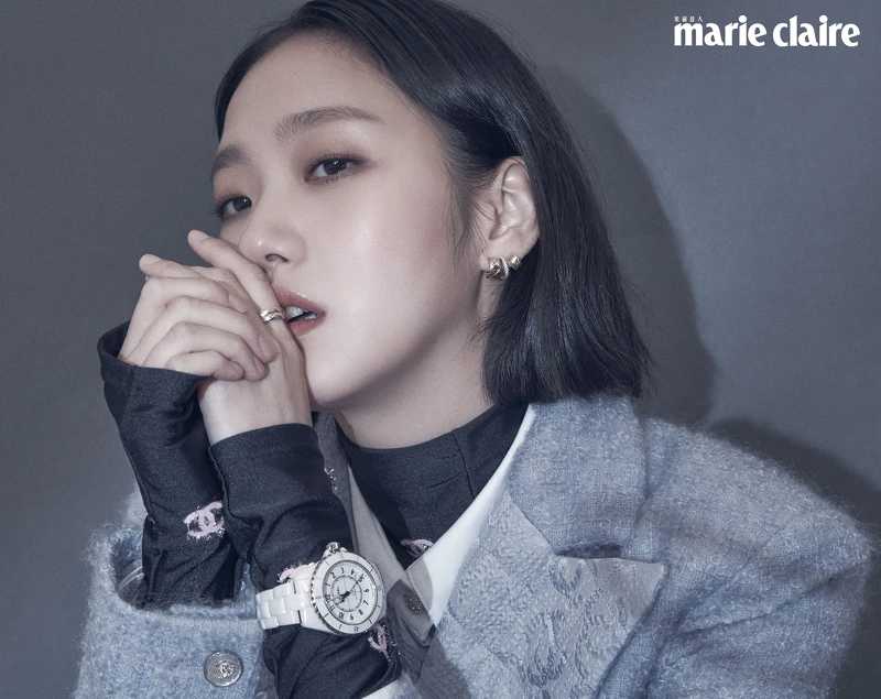 粉紫色真絲雙 C Logo 提花雙排釦斜紋軟呢外套與同款及膝裙、粉紫色真絲雙 C Logo 提花襯衫、黑色針織飾以雙 C Logo 亮片上衣、J12腕錶、Coco Crush 高級珠寶耳環及戒指,all by CHANEL。 粉紫色真絲雙 C Logo 提花雙排釦斜紋軟呢外套與同款及膝裙、粉紫色真絲雙 C Logo 提花襯衫、黑色針織飾以雙 C Logo 亮片上衣、J12腕錶、Coco Crush 高級珠寶耳環及戒指,all by CHANEL。