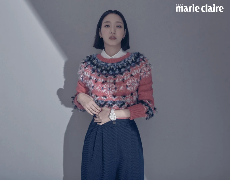 多色費爾島短毛衣、白色真絲提花襯衫、深藍色山形紋與雙 C Logo 亮片刺繡口袋羊毛側開褲、 J12腕錶、Coco Crush 高級珠寶耳環及戒指,all by CHANEL。 多色費爾島短毛衣、白色真絲提花襯衫、深藍色山形紋與雙 C Logo 亮片刺繡口袋羊毛側開褲、 J12腕錶、Coco Crush 高級珠寶耳環及戒指,all by CHANEL。