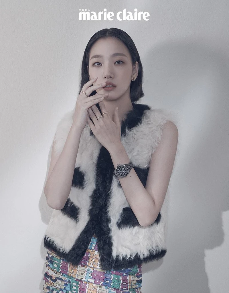 黑白雙面剪羊毛背心、多色 Chanel Paris 印花真絲斜紋布短裙、J12腕錶、Coco Crush 高級珠寶耳環及戒指,all by CHANEL。 黑白雙面剪羊毛背心、多色 Chanel Paris 印花真絲斜紋布短裙、J12腕錶、Coco Crush 高級珠寶耳環及戒指,all by CHANEL。