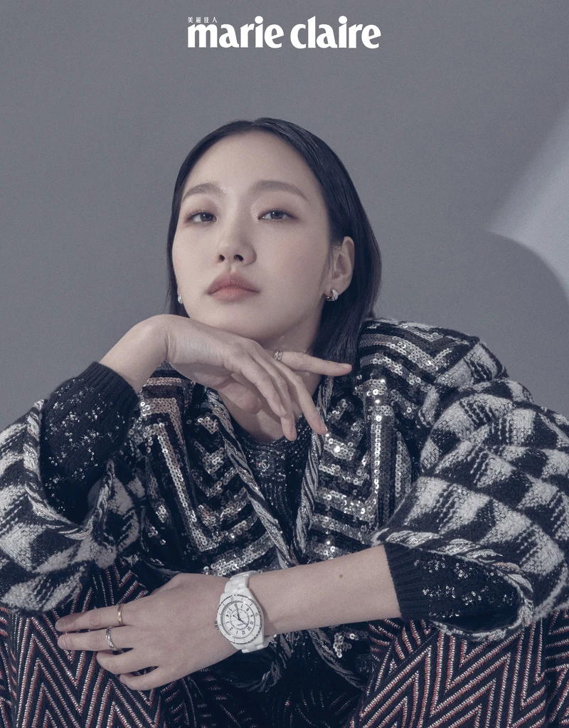 銀色紗線亮片刺繡山形紋幻彩斜紋軟呢外套、山形紋虹彩斜紋軟呢寬褲、J12腕錶、Coco Crush 高級珠寶耳環及戒指,all by CHANEL。 銀色紗線亮片刺繡山形紋幻彩斜紋軟呢外套、山形紋虹彩斜紋軟呢寬褲、J12腕錶、Coco Crush 高級珠寶耳環及戒指,all by CHANEL。