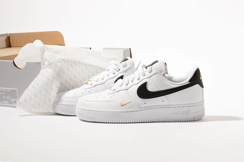 Nike Air Force 1黑白金勾，NT3,400