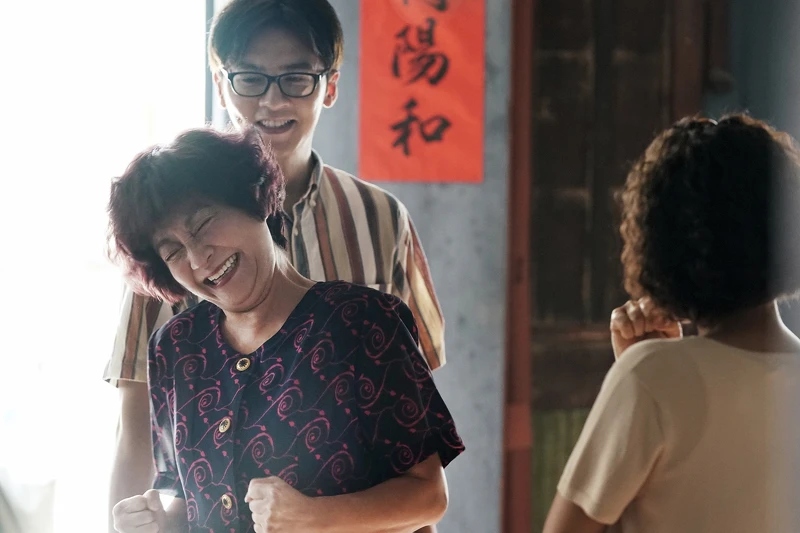 ▲▼李國毅扮成上進青年,實則是騙子,卻仍獲得陳家人歡心。(圖/華視、CATCHPLAY提供) ▲▼李國毅扮成上進青年,實則是騙子,卻仍獲得陳家人歡心。(圖/華視、CATCHPLAY提供)