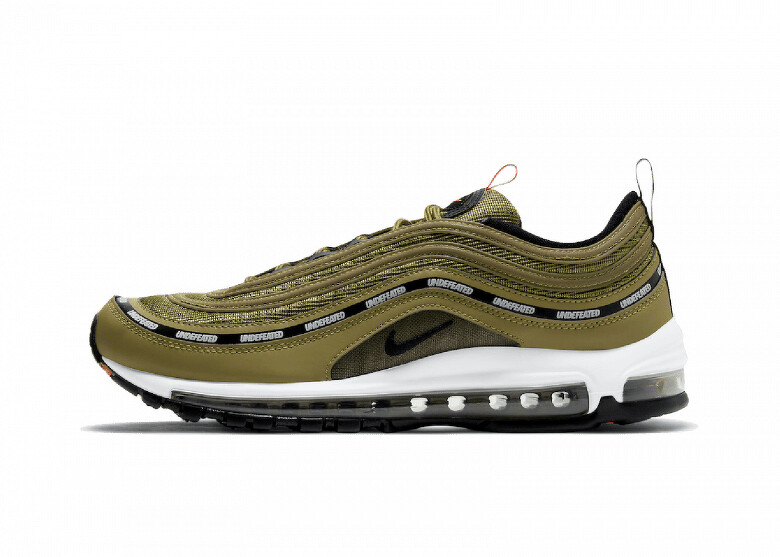 Nike Air Max 97軍綠色為2020年與Undefeated的合作聯名款,現今可以還可以在選品服飾店找到。 Nike Air Max 97軍綠色為2020年與Undefeated的合作聯名款,現今可以還可以在選品服飾店找到。
