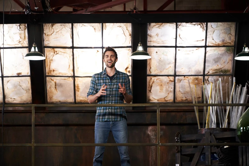 節目主持人則為美國演員 Nick Uhas。