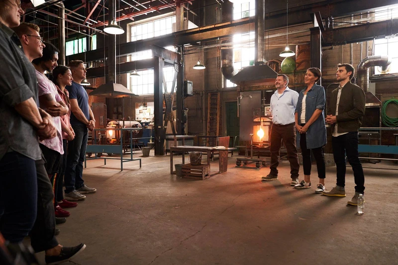 每集都有專長於不同領域的特別來賓出題。