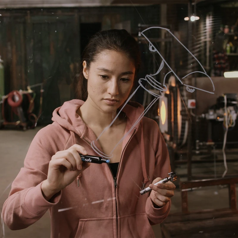 在收到挑戰主題後於有限的時間內發想、設計、繪製草圖、吹製。