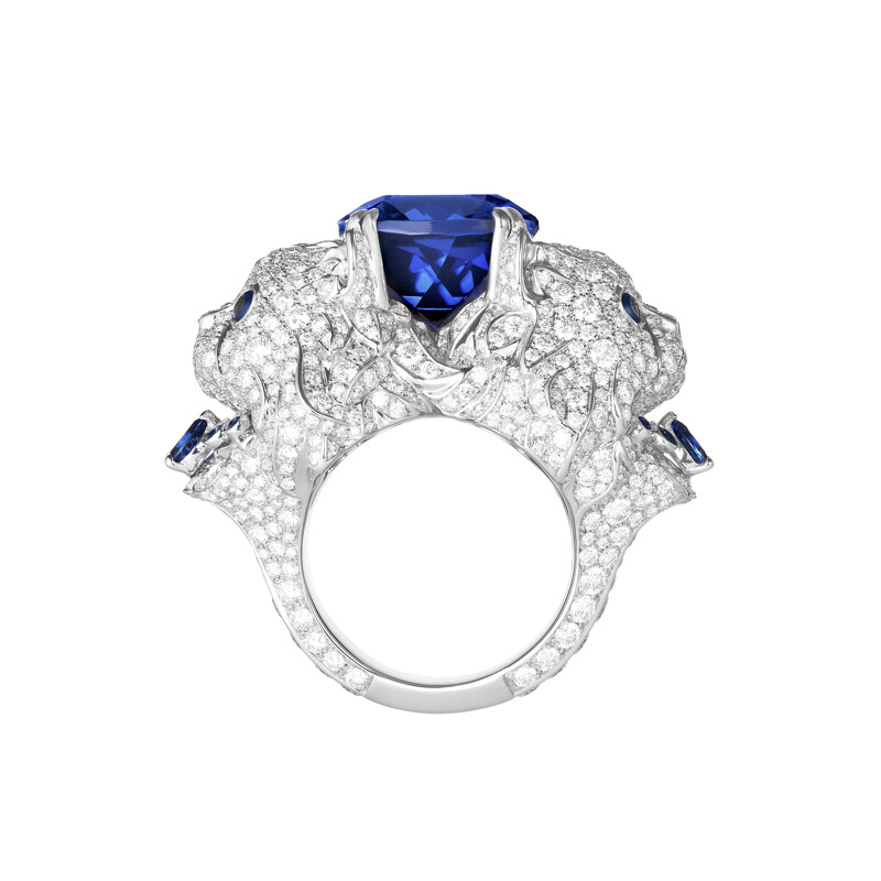 Wladimir貓咪造型白金戒指 白金750材質 鑲嵌1顆枕形切割坦桑石(約13.53克拉) 760顆圓形鑽石(約5.62克拉) 14顆藍色藍寶石(約0.54克拉) 4顆珍珠母貝(約0.10克拉) 4顆石英(約0.10克拉) 4顆黑色藍寶石(約0.10克拉) JRG03115 台幣參考價格 3,520,000