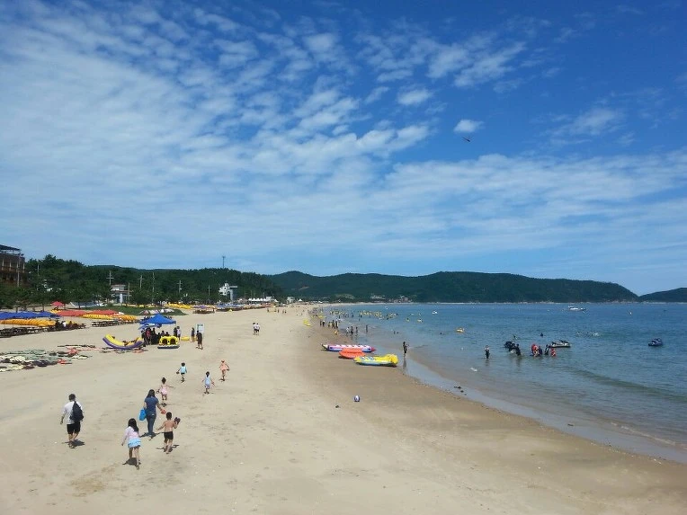 金宣虎、申敏兒《海岸村恰恰恰》 拍攝地「慶尚北道浦項市」月浦海水浴場 (實景) 金宣虎、申敏兒《海岸村恰恰恰》 拍攝地「慶尚北道浦項市」月浦海水浴場 (實景)