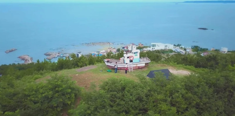 金宣虎、申敏兒《海岸村恰恰恰》 拍攝地「慶尚北道浦項市」 沙邦紀念公園 無根峰(劇中) 金宣虎、申敏兒《海岸村恰恰恰》 拍攝地「慶尚北道浦項市」 沙邦紀念公園 無根峰(劇中)