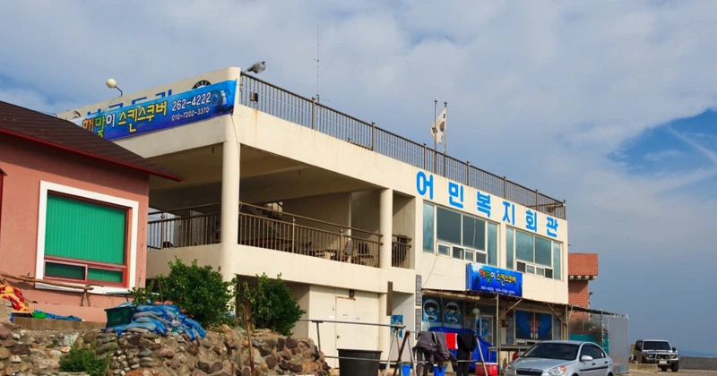 金宣虎、申敏兒《海岸村恰恰恰》 拍攝地「慶尚北道浦項市」 清津三里漁民會館(實景) 金宣虎、申敏兒《海岸村恰恰恰》 拍攝地「慶尚北道浦項市」 清津三里漁民會館(實景)