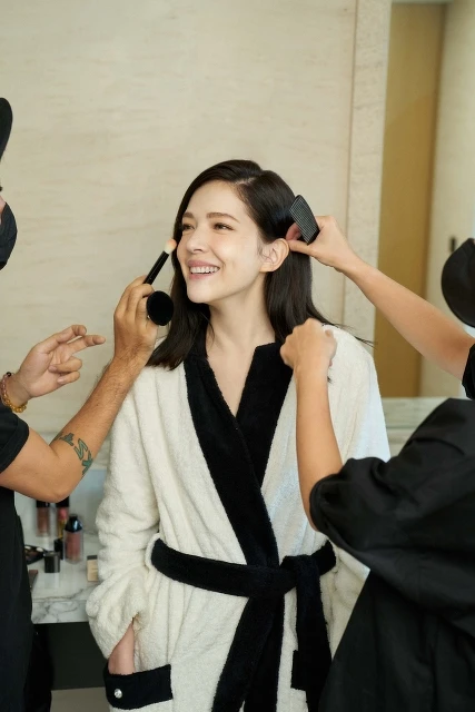 許瑋甯彩妝使用香奈兒時尚裸光微滴粉底精華、恆潤裸光水慕絲粉底、時尚裸光微滴泡泡腮紅(#櫻粉)、香奈兒超炫耀釉光唇萃(#84模糊)。穿著香奈兒 2021 COCO BEACH系列(Look 19)香奈兒COCO BEACH系列雙色毛巾布浴衣。 許瑋甯彩妝使用香奈兒時尚裸光微滴粉底精華、恆潤裸光水慕絲粉底、時尚裸光微滴泡泡腮紅(#櫻粉)、香奈兒超炫耀釉光唇萃(#84模糊)。穿著香奈兒 2021 COCO BEACH系列(Look 19)香奈兒COCO BEACH系列雙色毛巾布浴衣。