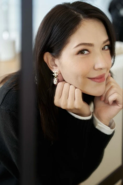 許瑋甯彩妝使用香奈兒時尚裸光微滴粉底精華、恆潤裸光水慕絲粉底、香奈兒時尚裸光微滴泡泡腮紅(#櫻粉、#粉紅)、超炫耀釉光唇萃(#82隱藏)。穿著香奈兒 2021/22 秋冬高級時裝系列(Look 36)黑色喀什米爾米色緄邊針織外套、黑色絲質緹花白色領袖口長上衣、金屬雙C LOGO暗紅心型耳環。 許瑋甯彩妝使用香奈兒時尚裸光微滴粉底精華、恆潤裸光水慕絲粉底、香奈兒時尚裸光微滴泡泡腮紅(#櫻粉、#粉紅)、超炫耀釉光唇萃(#82隱藏)。穿著香奈兒 2021/22 秋冬高級時裝系列(Look 36)黑色喀什米爾米色緄邊針織外套、黑色絲質緹花白色領袖口長上衣、金屬雙C LOGO暗紅心型耳環。