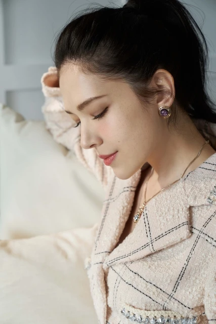 許瑋甯彩妝使用香奈兒時尚裸光微滴粉底精華、恆潤裸光水慕絲粉底、時尚裸光微滴泡泡腮紅(珊瑚)、超炫耀釉光唇萃(#85選擇)。穿著香奈兒 2021/22 秋冬前導系列(Look 2)米色格紋羊毛斜紋軟呢外套、米色格紋棉質寬褲、淡紫色寶石金屬圓形耳環、銀色水晶鑲飾墜式金屬項鍊。 許瑋甯彩妝使用香奈兒時尚裸光微滴粉底精華、恆潤裸光水慕絲粉底、時尚裸光微滴泡泡腮紅(珊瑚)、超炫耀釉光唇萃(#85選擇)。穿著香奈兒 2021/22 秋冬前導系列(Look 2)米色格紋羊毛斜紋軟呢外套、米色格紋棉質寬褲、淡紫色寶石金屬圓形耳環、銀色水晶鑲飾墜式金屬項鍊。