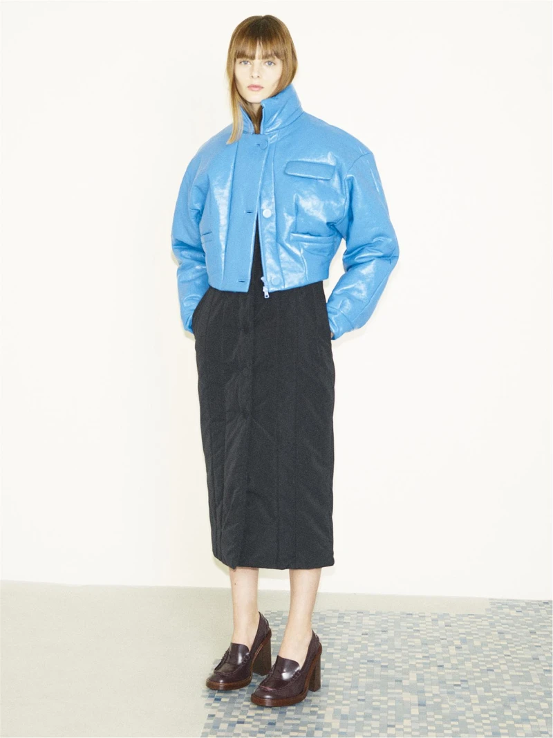 寶藍色皮革落肩外套、深色裙裝、深咖啡色高跟樂福鞋，all by Tod's。