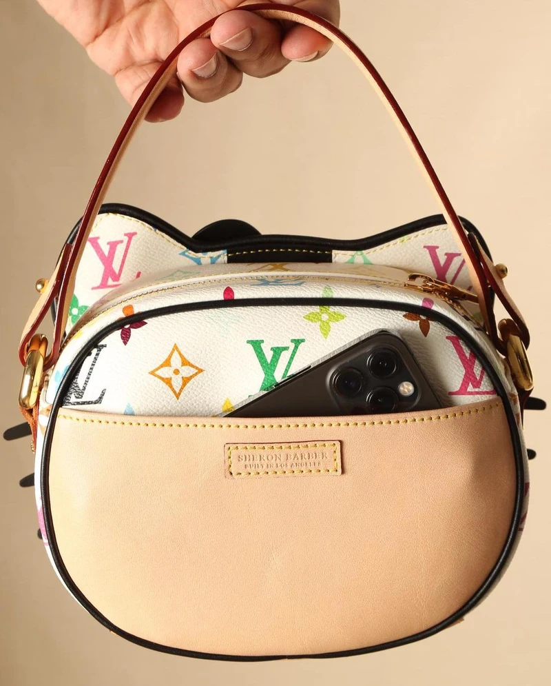 包包背面另放上收納小袋,並有Sheron Barber自製的小皮標,營造精品般的奢華感。 包包背面另放上收納小袋,並有Sheron Barber自製的小皮標,營造精品般的奢華感。