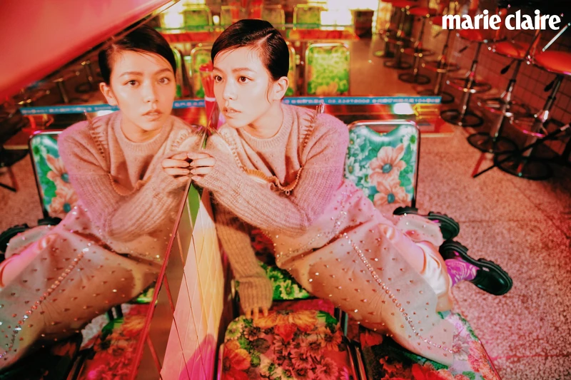 駝色針織衫、絲緞洋裝、鉚釘鑲嵌洋裝，all by Miu Miu；深墨綠色厚底樂福鞋，Charles & Keith。