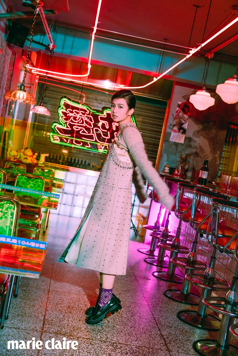 駝色針織衫、絲緞洋裝、鉚釘鑲嵌洋裝，all by Miu Miu；深墨綠色厚底樂福鞋，Charles & Keith。