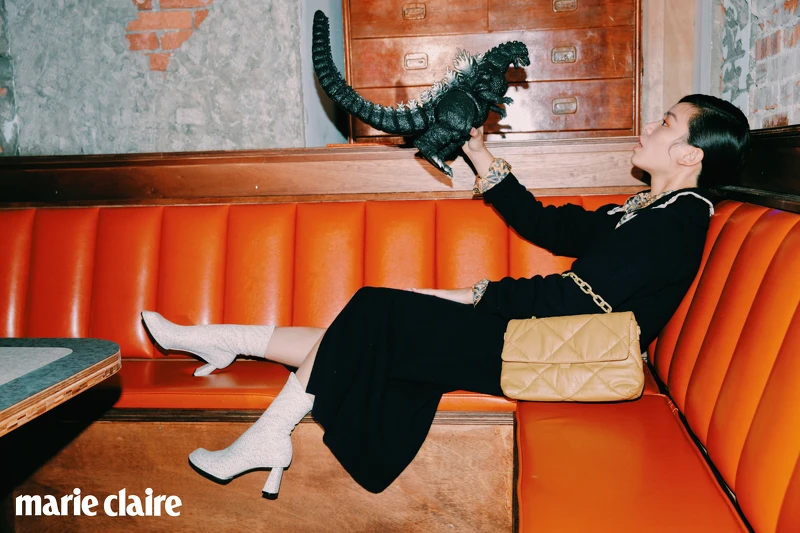 印花襯衫、白色蕾絲拼接領針織衫、海軍藍針織洋裝，all by Sandro。白色短靴、駝色絎縫細節鍊帶包，both by Charles & Keith。