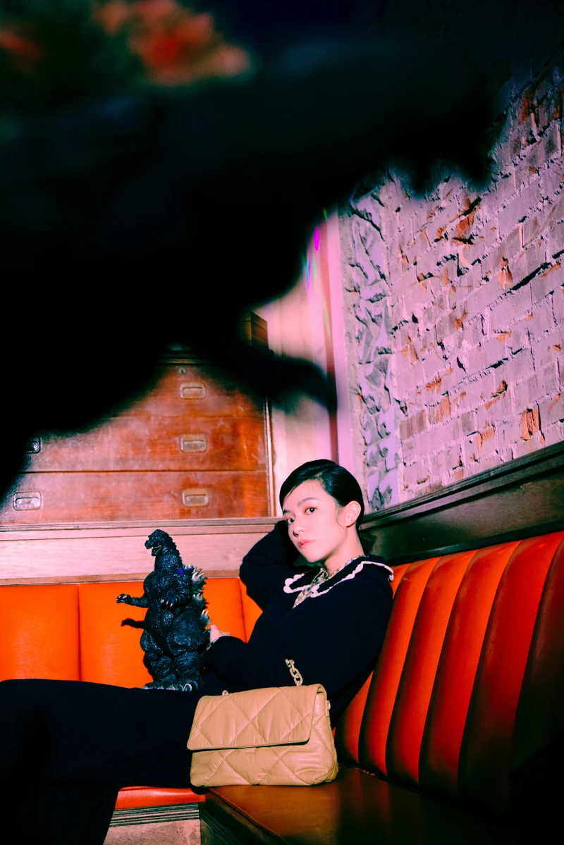 印花襯衫、白色蕾絲拼接領針織衫、海軍藍針織洋裝，all by Sandro。駝色絎縫細節鍊帶包，Charles & Keith。