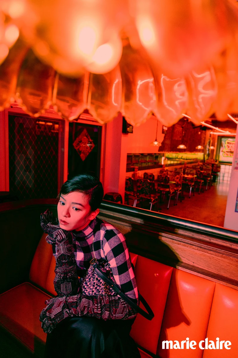 黑白格紋高領衫、絲緞長裙，both by Sportmax；印花圖紋針織長手套，Prada；黑白毛呢面料水桶型鍊袋包，Charles & Keith。