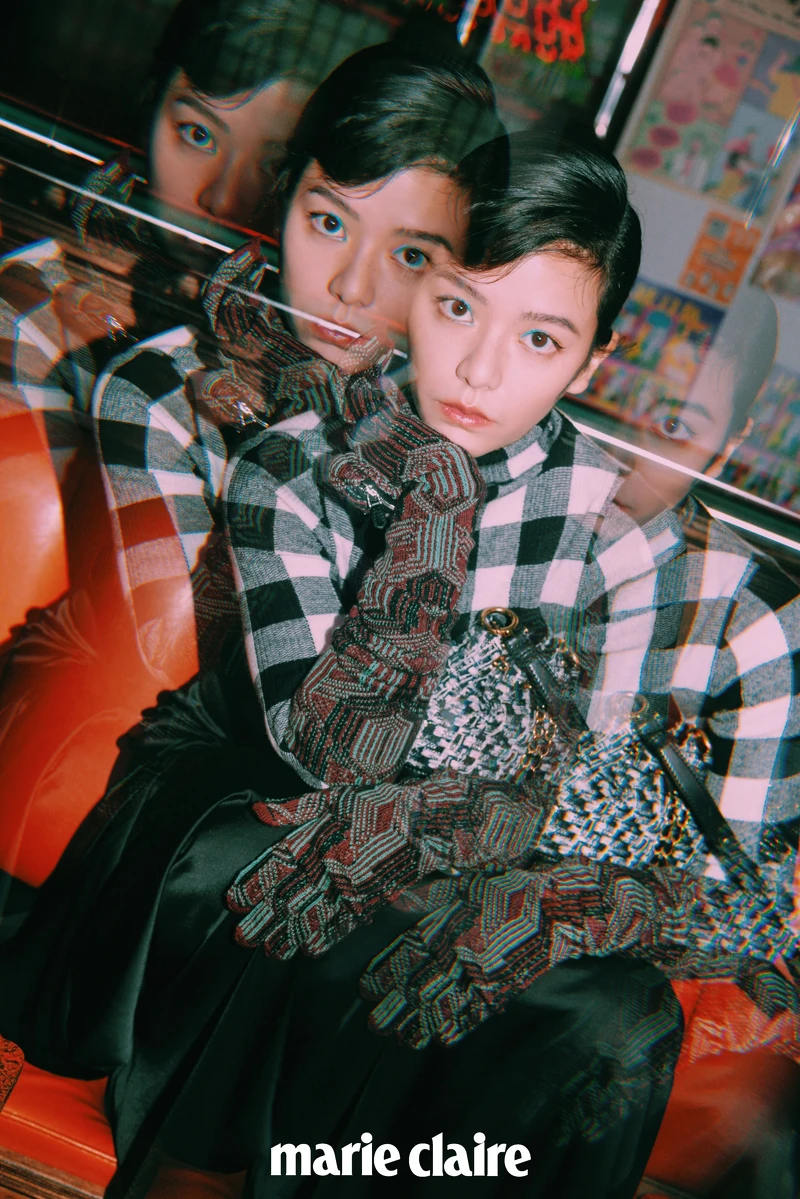 黑白格紋高領衫、絲緞長裙，both by Sportmax；印花圖紋針織長手套，Prada；黑白毛呢面料水桶型鍊袋包，Charles & Keith。