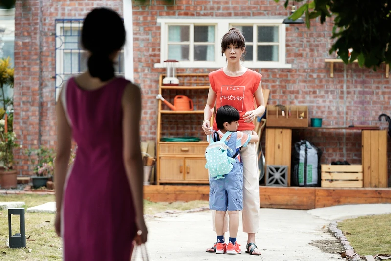 ▲謝盈萱劇中怕小孩,戲外卻和小演員玩得開心。(圖 / 華視、CATCHPLAY提供) ▲謝盈萱劇中怕小孩,戲外卻和小演員玩得開心。(圖 / 華視、CATCHPLAY提供)