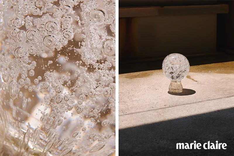 手工氣泡玻璃球座，以特別研製的氣泡技法，為恩榮電器開發的玻璃燈飾，在2020年完成。