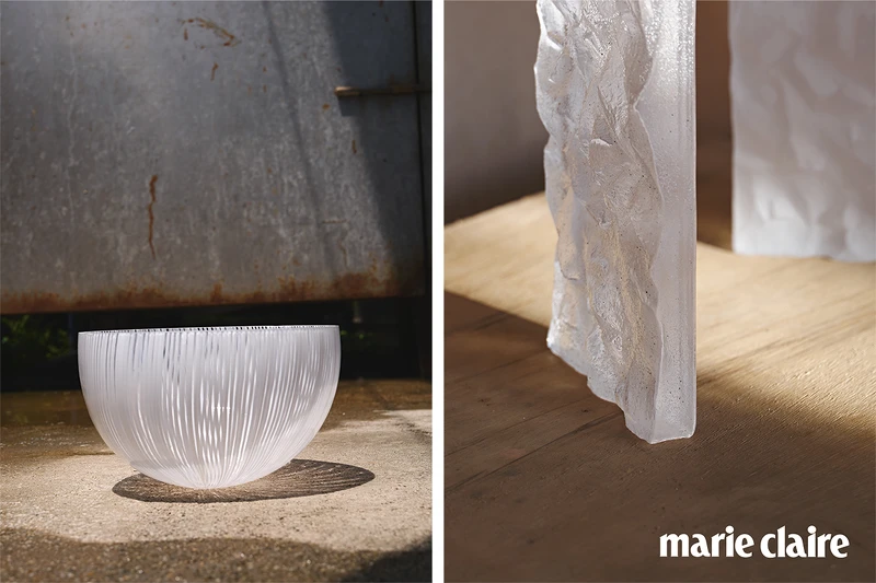 （左）為石垣ANA洲際度假村（ANA InterContinental Ishigaki Resort）製作的白蕾絲手工玻璃燈罩，使用滾筒馬賽克手工吹製成形，先製作成小圓盤再透過滾筒式的沾附技術，將熔合狀態的千花玻璃矩陣捲起成形，所有步驟中玻璃均須維持一個最理想的溫度，尤其要特別注意玻璃平面的邊緣是否成一直線且圓筒形的邊緣是否均呈水平。 （右）山形琉璃鑄造磚為恩榮電器委託的玻璃燈飾訂製案，採許文龍老師傳承之琉璃鑄造工法。