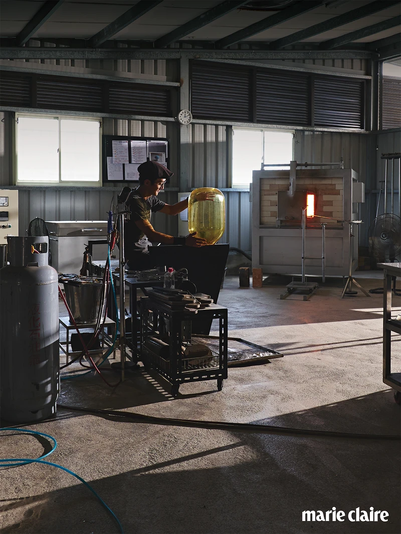 Aboon 廠區三樓即是丁右尉的玻璃工作室，玻璃創作的門檻較高，除了吹製技巧外製作設備也相當複雜，Aboon 提供了完善的設備， 有電熱爐、徐冷爐、模具、噴沙機以及專業的玻璃吹製工具散落於工作室空間。