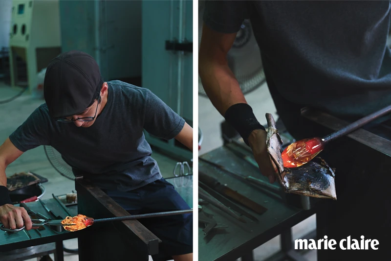 （左）除去工具上的防鏽油。（右）使用濕報紙為攝氏1,150度的熱玻璃塑形。