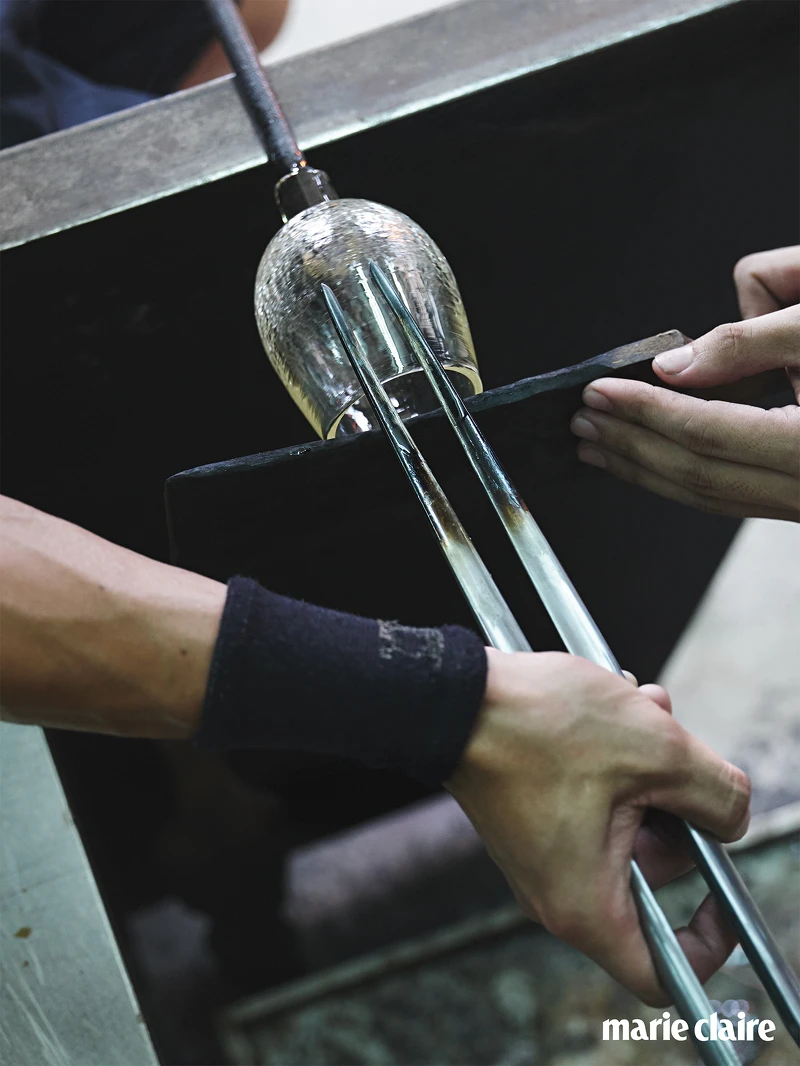 使用 Jack 開杯口；Jack 為玻璃吹制工藝中最重要的整形工具之一，形狀有點像髮簪，刃偏扁，握緊時是完全平行的。