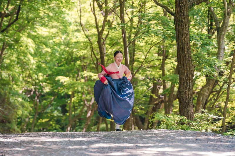 李世榮《衣袖紅鑲邊》古典恬雅形象有夠美 李世榮《衣袖紅鑲邊》古典恬雅形象有夠美