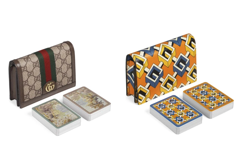 （左）GG緹花紙牌組，售價 $21,100（右）Gucci黃藍色印花雙紙牌組，售價$20,200