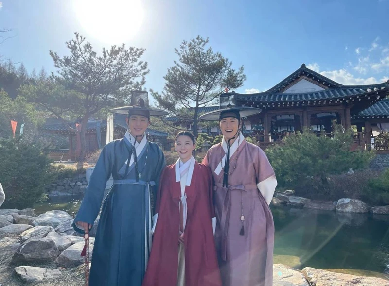 紅天機 安孝燮 金裕貞 孔明 合影 Photo/孔明@0myoung_0526 紅天機 安孝燮 金裕貞 孔明 合影 Photo/孔明@0myoung_0526