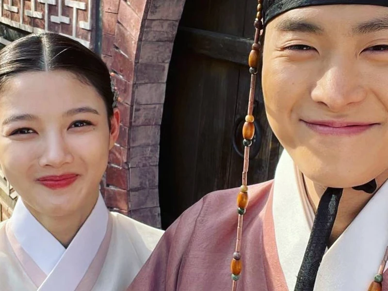 紅天機 金裕真 孔明 幕後合影 Photo/孔明@0myoung_0526 紅天機 金裕真 孔明 幕後合影 Photo/孔明@0myoung_0526