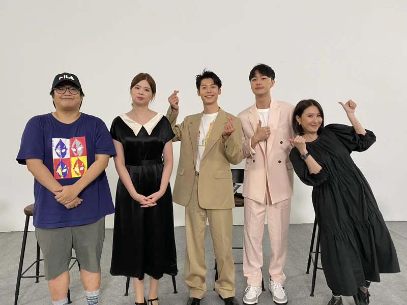 《想見你》編劇簡奇峯（左起）、林欣慧、演員許光漢、施柏宇、製作人麻怡婷出席線上座談，暢聊「想見你現象」