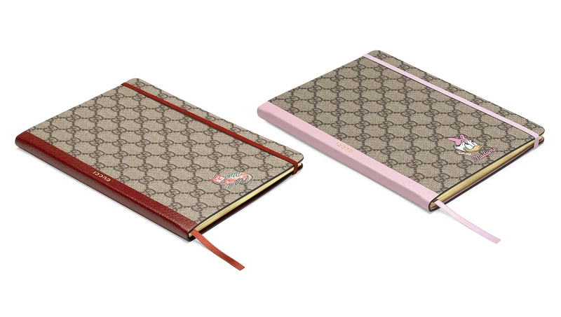 (左)紅色GG緹花貓咪印花筆記本,NT7,900元、(右)粉色GG緹花唐老鴨印花筆記本,NT7,900元。 (左)紅色GG緹花貓咪印花筆記本,NT7,900元、(右)粉色GG緹花唐老鴨印花筆記本,NT7,900元。