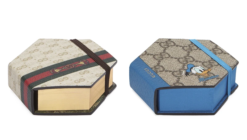 (左)金色馬銜鍊印花六角形便條紙,NT6,800、(右)藍色GG緹花唐老鴨印花六角形便條紙,NT6,400。 (左)金色馬銜鍊印花六角形便條紙,NT6,800、(右)藍色GG緹花唐老鴨印花六角形便條紙,NT6,400。