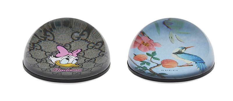 (右)粉色GG緹花唐老鴨圖案紙鎮,NT9,100元、(左)多色塗繪印花紙鎮,NT9,100。 (右)粉色GG緹花唐老鴨圖案紙鎮,NT9,100元、(左)多色塗繪印花紙鎮,NT9,100。