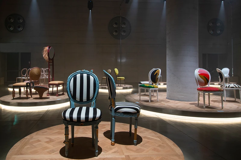 The Dior Medallion Chair 展覽現場。 The Dior Medallion Chair 展覽現場。